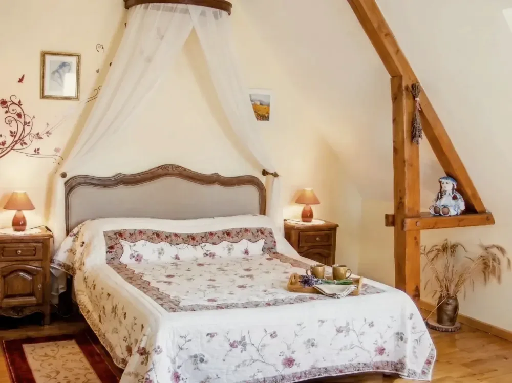 Chambre romantique avec lit à baldaquin
