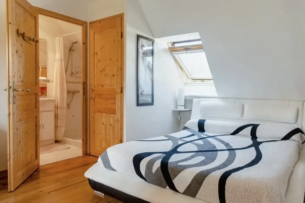 Chambre sous les toits d'une maison normande du Calvados
