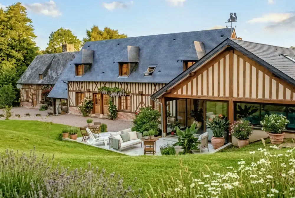 Maison à colombages avec jardin, pays d'Auge